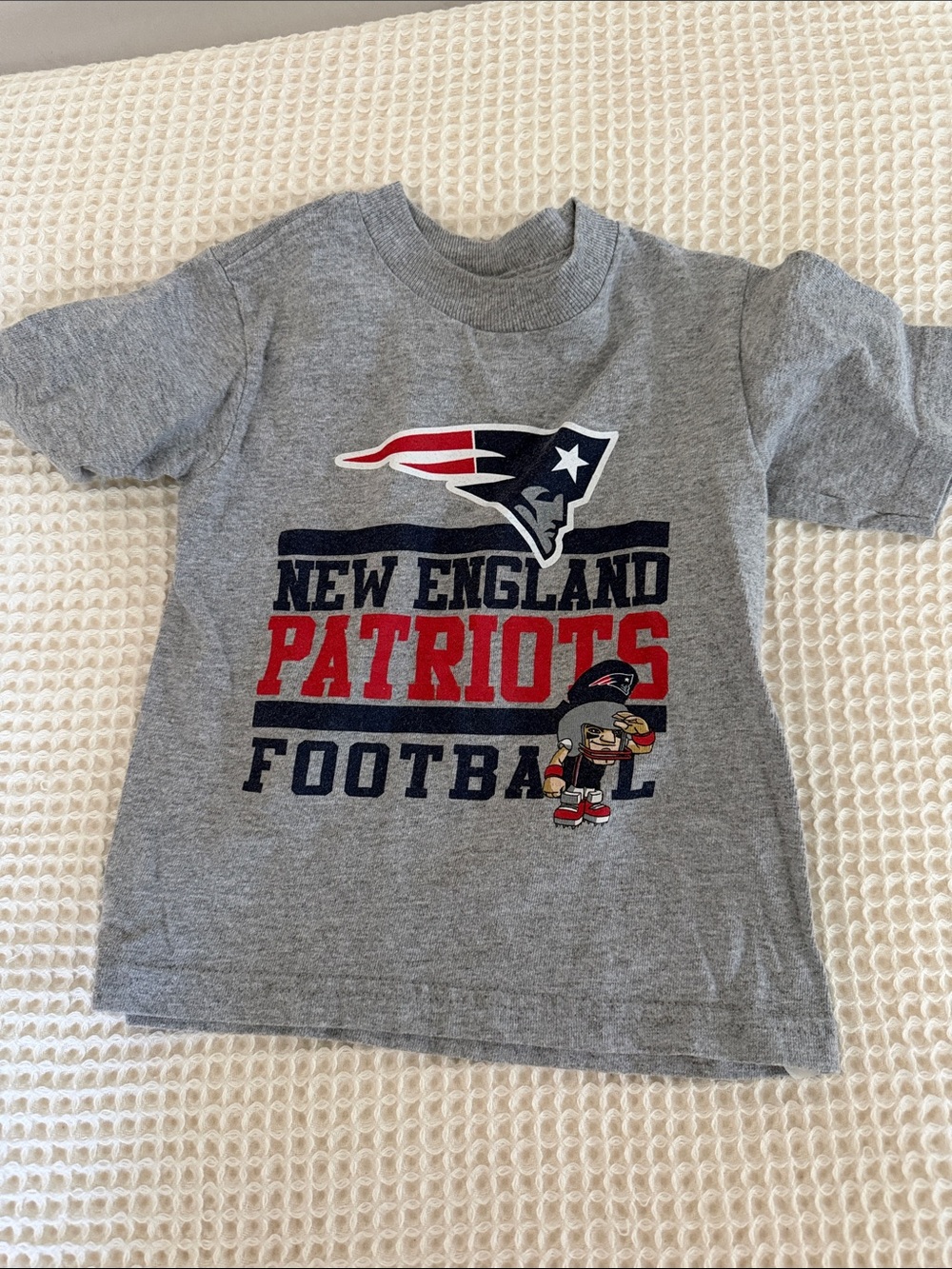 Kids' Gray Patriots Graphic Football T‑Shirt